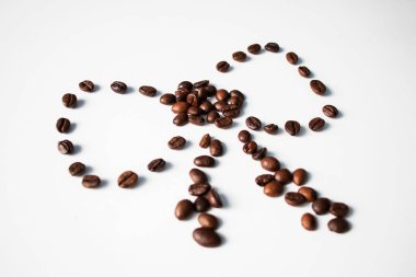 Beyaz arka planda kahve taneleri. Tanelerden yapılan farklı şekiller