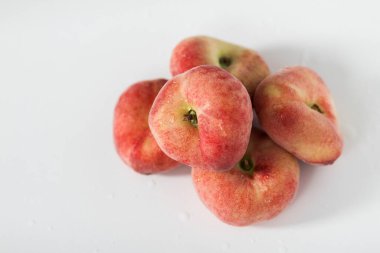 beyaz arkaplana karşı şeftali.