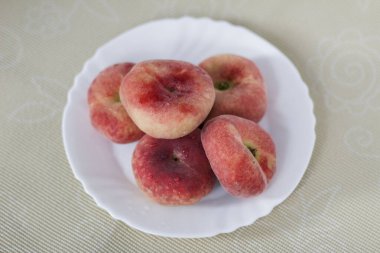 beyaz arkaplana karşı şeftali.