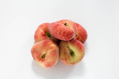 beyaz arkaplana karşı şeftali.