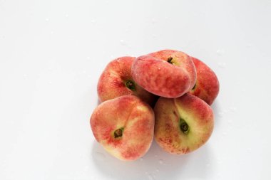 beyaz arkaplana karşı şeftali.