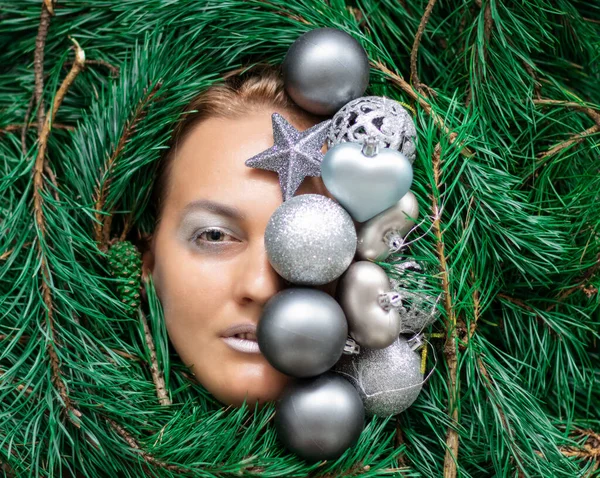 Porträt Einer Attraktiven Jungen Frau Zwischen Geschmückten Christbaumzweigen — Stockfoto