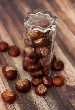 Masadaki kestaneler farklı tabaklardaydı. Ve yakınlarda yapraklar var..