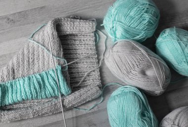 İplikler ve örgü iğneleri, yakınlarda farklı iplikler var.