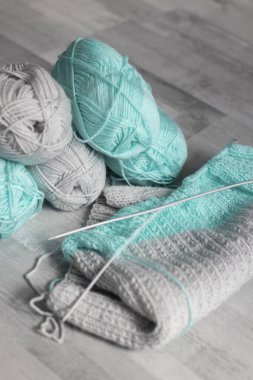 İplikler ve örgü iğneleri, yakınlarda farklı iplikler var.