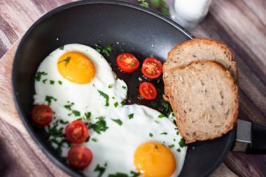 Tavada kızarmış yumurta..