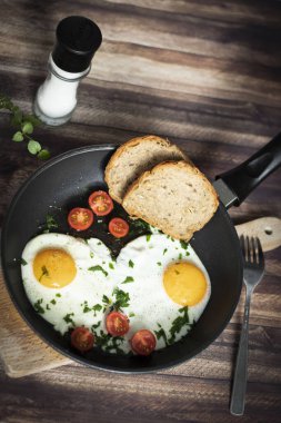 Tavada kızarmış yumurta..