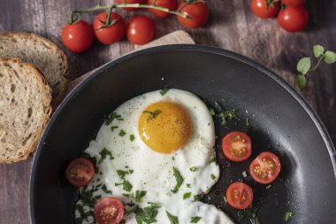 Tavada kızarmış yumurta..