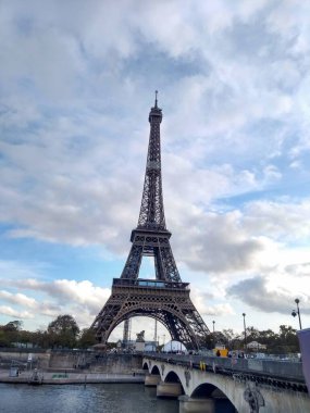 Sabah Eyfel Kulesi, arka planda bulutlu bir gökyüzü.