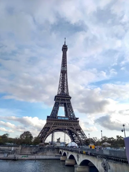 Torre Eiffel Por Mañana Con Cielo Nublado Fondo — Foto de Stock