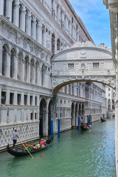 Venice Italy August 2020 Bridge Sighs Venice 가족은 곤돌라를 — 스톡 사진