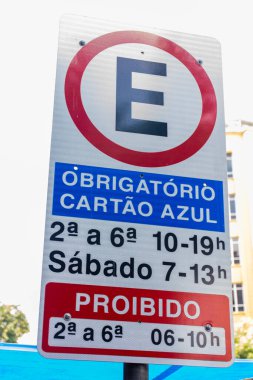 Durmanın ve park etmenin yasak olduğunu gösteren trafik işaretleri