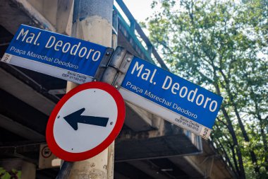 Trafik ışığı ve tabela karenin adını gösteriyor