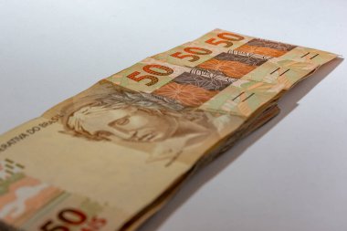 Para faturaları masaya yayıldı.