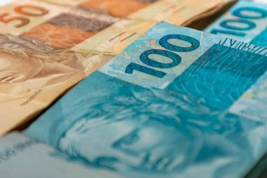 Para faturaları masaya yayıldı.