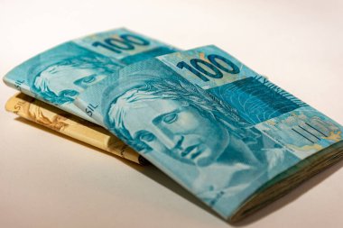 Para faturaları masaya yayıldı.