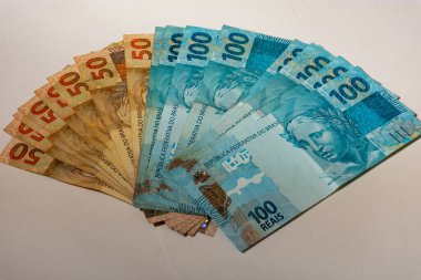 Para faturaları masaya yayıldı.