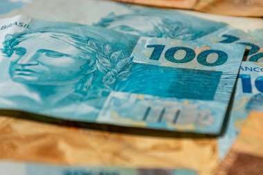 Para faturaları masaya yayıldı.