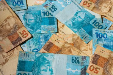 Para faturaları masaya yayıldı.