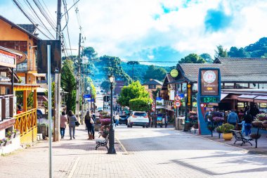 Güneşli bir günde Monte Verde-MG 'nin ana caddesi
