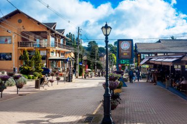 Güneşli bir günde Monte Verde-MG 'nin ana caddesi