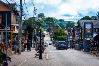 Güneşli bir günde Monte Verde-MG 'nin ana caddesi