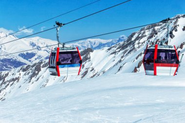 Dağlarda teleferik. Gondol lifti Kayak tesisi Gudauri, Gürcistan