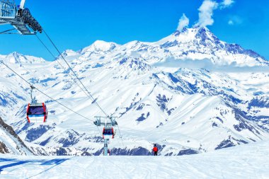 Karlı zirveleri. Dağlar Gudauri. Gürcistan'daki Kayak Merkezi.