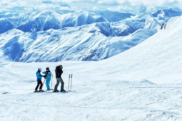 Esquiadores Las Montañas Georgia Estación Esquí — Foto de Stock