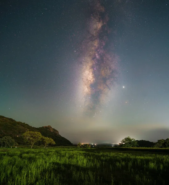 Samanyolu bir çim tarlasının üzerinde