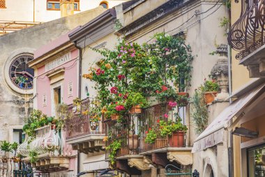 balkon saksı kırmızı ve yeşil yeşillik Toarmina, Sicilya, İtalya