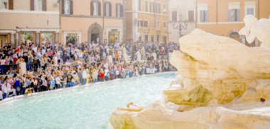 Roma, İtalya, Mart 2017: bir kalabalık turist yakınındaki ünlü Trevi Çeşmesi (Fontana di Trevi)