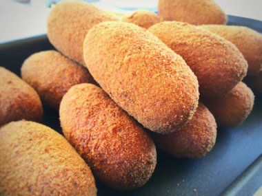 Yukarıda da görüleceği teneke pişirme siyah içinde taze pişmiş arancini grubudur. Suppli da bilinir