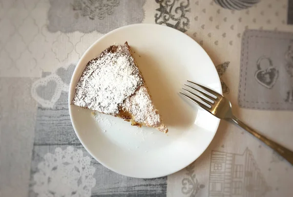 Légi Felvétel Fehér Lapot Egy Szelet Tortát Borított Jegesedés Cukor — Stock Fotó