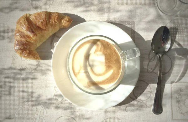 Pemandangan Udara Dari Mug Cappuccino Berbusa Dan Croissant — Stok Foto