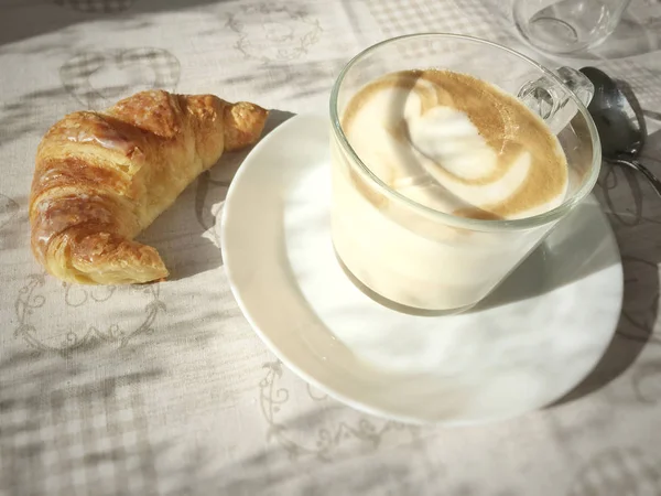 Melihat Mug Cappuccino Busa Dan Croissant — Stok Foto