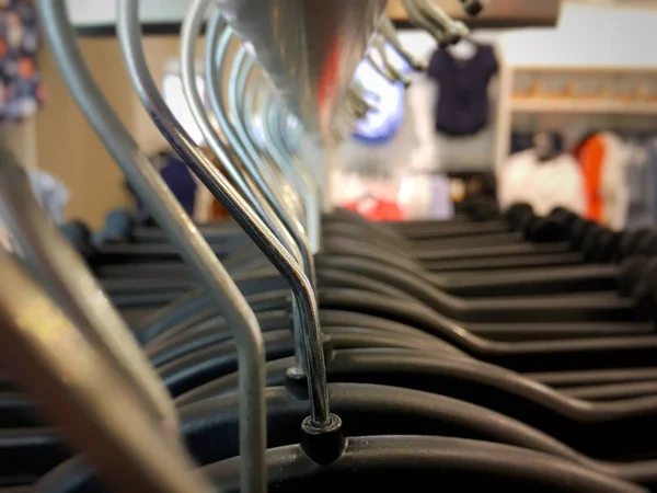 Muchos Colgadores Estante Ropa Una Tienda Moda — Foto de Stock