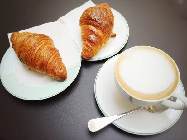 Cangkir Putih Cappuccino Croissant Pada Latar Belakang Retro Gelap Fokus — Stok Foto
