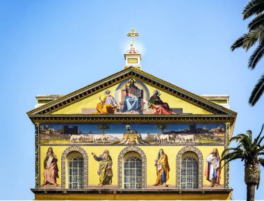 Ortakulak Roma'da duvarların dışında Saint Paul Bazilikası'nın altın mozaik detayını yerleştirilir