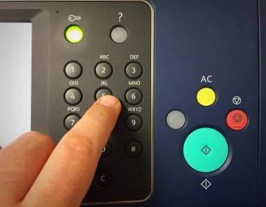 Bir office fotoğraf copier numaralı düğmeleri yazarak insan parmağı