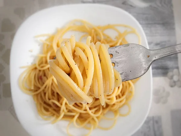 Bovenaanzicht Van Een Vork Wervelende Gekookte Spaghetti — Stockfoto