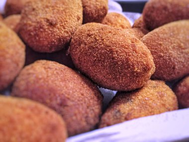İtalyan suppli, geleneksel kızarmış pirinç topları mozzarella peyniri ile doldurulmuş bir grup yakın ve paçavra domates sosu