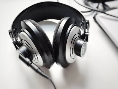 siyah ve beyaz stereo pikap headphones. seçici odak. Müzik ve gevşeme kavramı