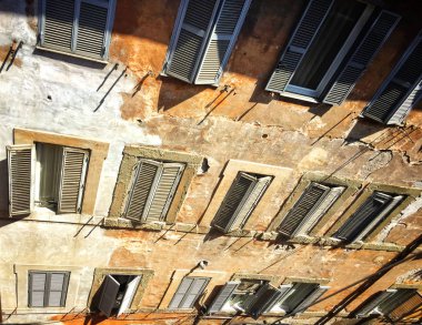 Cephe desenli windows ve panjurlar ile eski bir konut binası