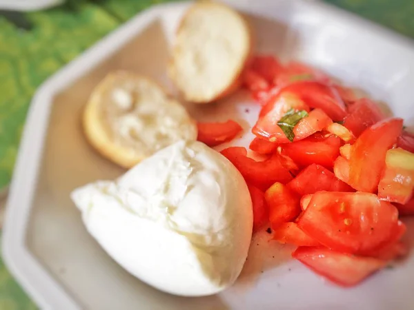 Insalata Caprese Italiana Fresca Con Mozzarella Pomodori Pane Cibo Estivo — Foto Stock