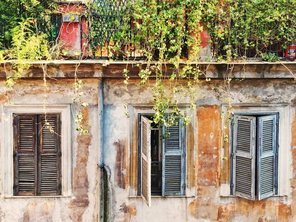 Três Janelas Antigas Com Persianas Fechadas Arquitectura Europeia — Fotografia de Stock