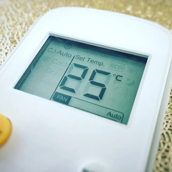 Display of an air conditioner remote control with the temperature set at 25 degrees