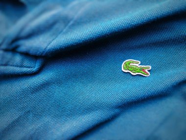 Roma, İtalya, Ağustos 3 2018: Lacoste mavi gömlek görünümü kadar yakın. Dikili timsah üzerinde odaklanmak