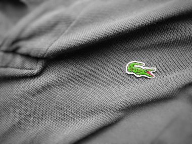 Roma, İtalya, Ağustos 3 2018: Lacoste gri polo gömlek görünümü kadar yakın. Dikili timsah üzerinde odaklanmak