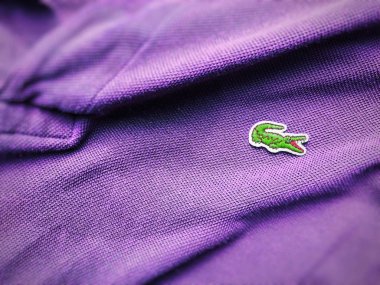 Roma, İtalya, Ağustos 3 2018: mor Lacoste polo gömlek görünümü kadar yakın. Dikili timsah üzerinde odaklanmak